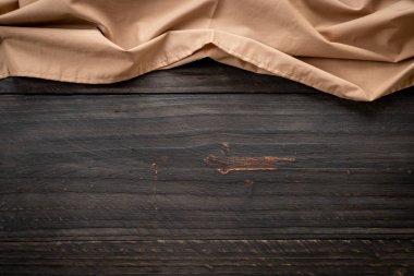 ahşap arka plan üzerinde mutfak bezi (peçete)