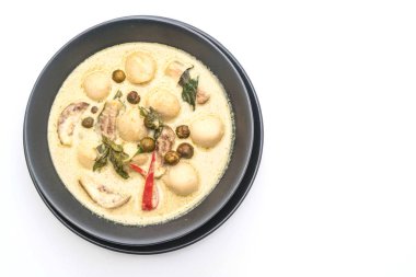 Balık topu ile yeşil köri