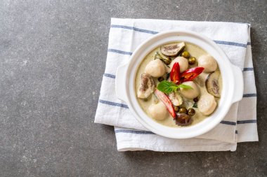 Balık topu ile yeşil köri