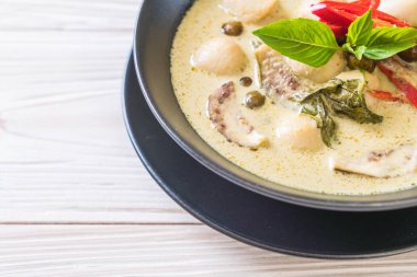 Balık topu ile yeşil köri