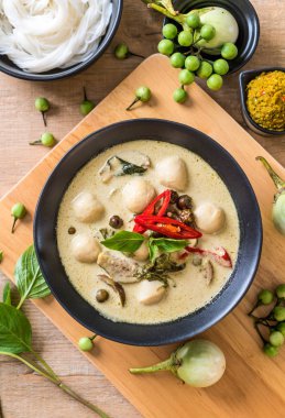 Balık topu ile yeşil köri