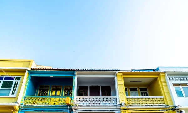 Belle architecture à la vieille ville de Phuket avec de vieux bâtiments dans — Photo