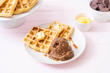 Çikolatalı dondurma waffle ile