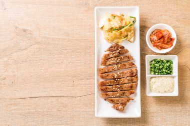 sebze ile dilimlenmiş domuz biftek ızgara 