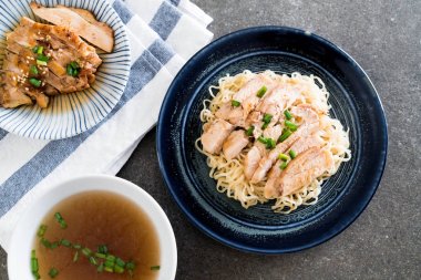 Kızartma tavuk şehriye