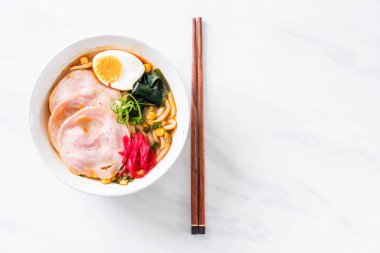 Baharatlı miso udon ramen noodle domuz eti ile