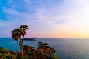 Phromthep Cape bakış açısıyla güzel günbatımı alacakaranlık gökyüzü p