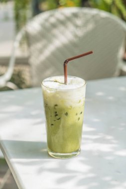 Sütlü buzlu yeşil çay 