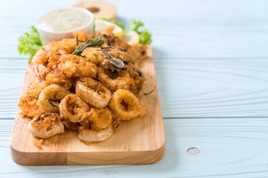 soslu kızarmış deniz ürünleri (mürekkep, karides, midye)