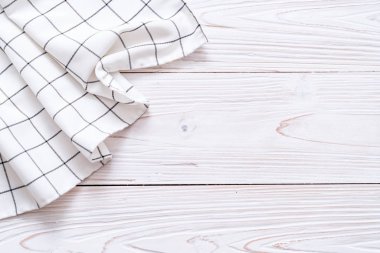 ahşap arka plan üzerinde mutfak bezi (peçete)