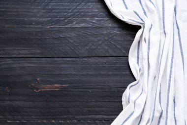 ahşap arka plan üzerinde mutfak bezi (peçete)
