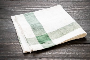 ahşap arka plan üzerinde mutfak bezi (peçete)