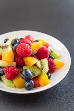 karışık taze meyve (çilek, ahududu, yaban mersini, kivi, mang