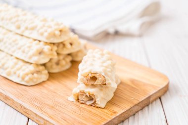 beyaz çikolata karamel ve gevrek gevrek bar ile