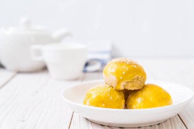 Çin böreği veya moon kek mung fasulye ezmesi ve tuz ile doldurulmuş