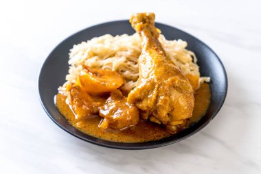 Şehriye ile tavuk Massaman köri hamur