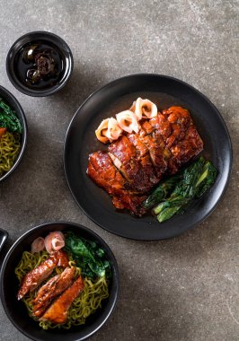 Kızarmış ördek masada.