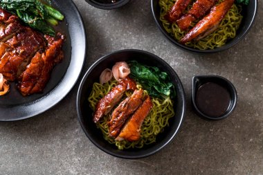 sebze erişte ile kızarmış ördek