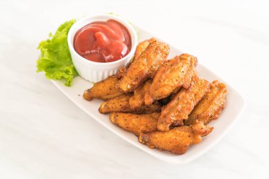Kızarmış tavuk kanadı.