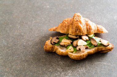 mantar kruvasan sandviç