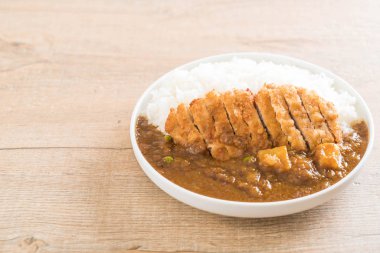 pirinç Köri soslu kızarmış pirzola domuz eti