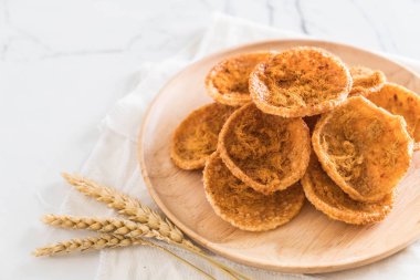 kurutulmuş rendelenmiş domuz etinin pirinç kraker