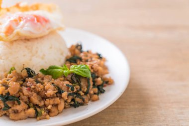 fesleğen pilav ve kızarmış yumurta ile tavada kızartılmış domuz eti