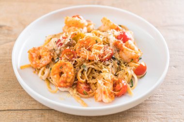 Spagetti karides, domates, fesleğen ve peynir ile 