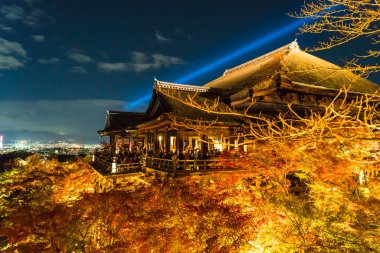 Sonbahar gece ışık saçtığını Kiyomizu-dera Tapınağı ve büyük vera