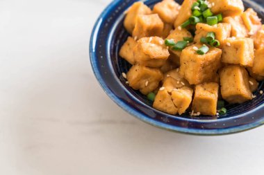 Kızarmış Tofu susam bir kase