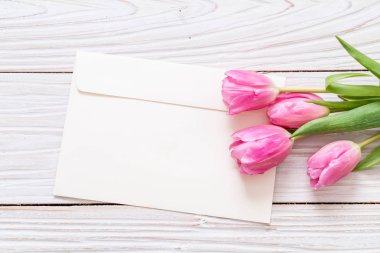 ahşap arka plan üzerinde Pembe Lale çiçek