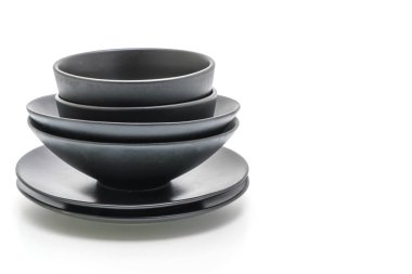 siyah plaka ve beyaz arka plan üzerinde izole kase