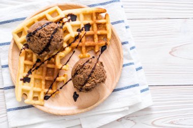 Çikolatalı dondurma waffle ile