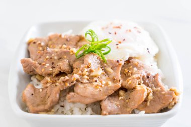 yumurta ile tepesinde pirinç Sarımsak soslu tavada kızartılmış domuz eti