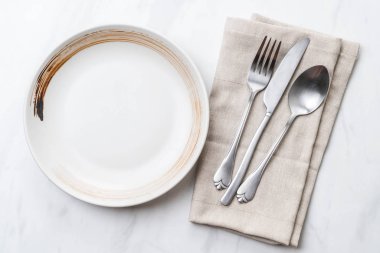 boş tabak kaşık çatal ve bıçak