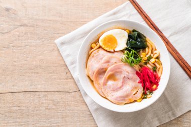 Baharatlı miso udon ramen noodle domuz eti ile