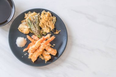 sebzeli karides tempura (hırpalanmış kızarmış karides)