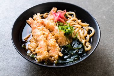 Udon ramen noodle ile karides tempura 