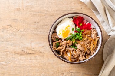 domuz eti pilav kasesi ile yumurta (Donburi) - Japon yemekleri 