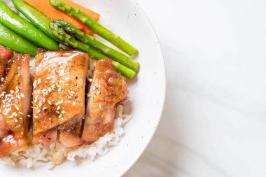 Teriyaki tavuk pilav kasesi