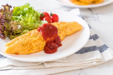 Bir omlet kaydırma aromalı Fried Rice