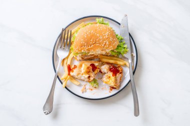 kızarmış tavuk burger