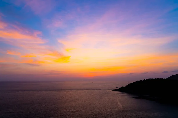 Hermoso crepúsculo puesta de sol cielo con el mar y el océano — Foto de Stock