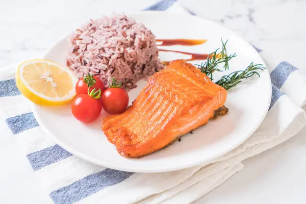 Salmon Steak with Berry Rice — Stock Photo, Image