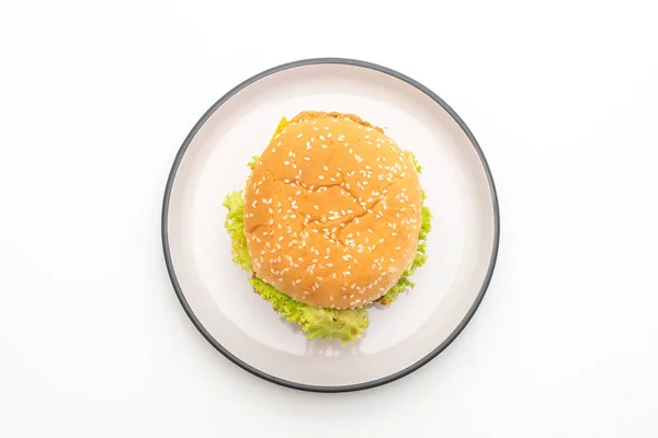 Smażony kurczak burger na białym tle — Zdjęcie stockowe