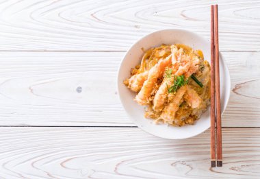 kızarmış karides tempura üzerinde beyaz surat - Japon yemekleri stil tepesinde