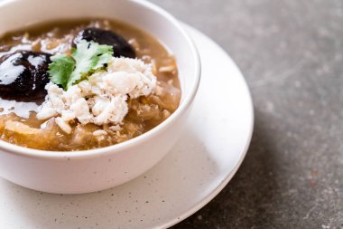 Yengeç kase kırmızı et suyu çorbası kızarmış balık Maw