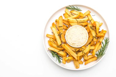 Beyaz arka plan üzerinde izole soslu patates kızartması