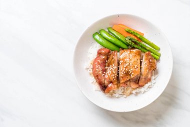 Teriyaki tavuk pilav kasesi - Asya gıda tarzı