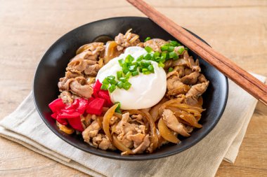 Yumurtalı domuz pirinci kasesi (Donburi) - Japon yemeği tarzı.